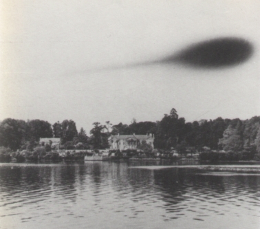 Foto scattata da un ingegnere chimico sul lago Odet fra Quimper e Benodet (Finistere sud) il 21 maggio 1975 alle 15:30. L'acqua sotto l'UFO  increspata. Pellicola HP4, 400 ASA a 1/125 sec.