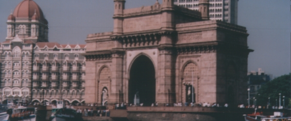 Gateway of India e in secondo piano il maestoso Hotel Taj Mahal
